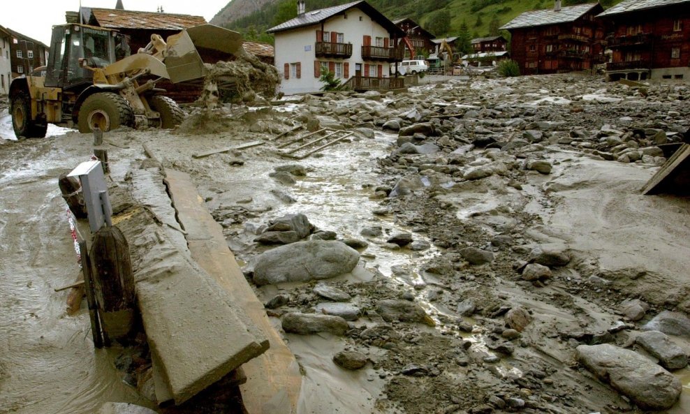 Teški strojevi koriste se za čišćenje krhotina i ruševina u poplavljenim dijelovima sela Taesch, u blizini Zermatta
