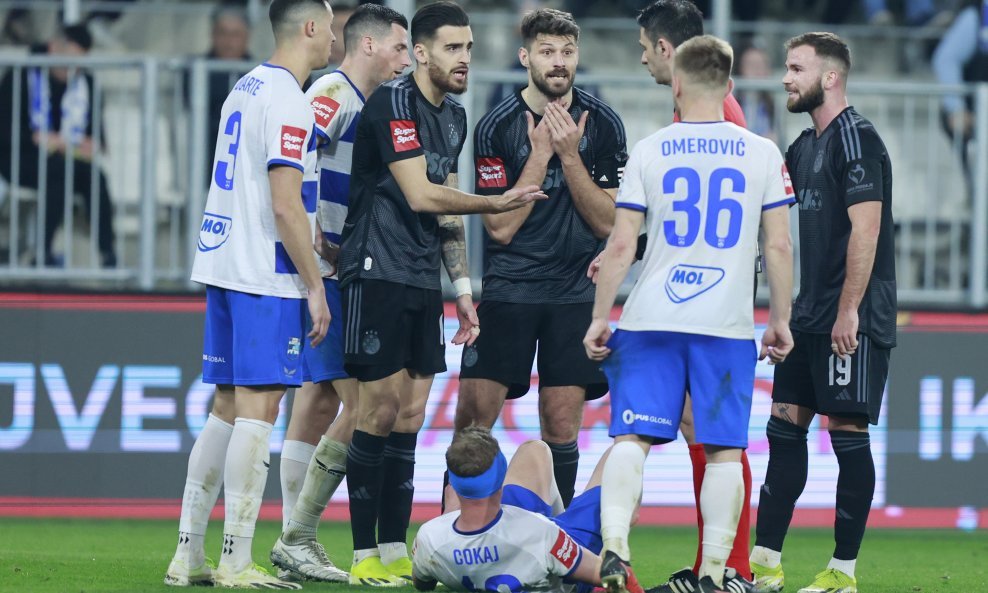 Sandro Kulenović i Bruno Petković u razgvoru s igračima Osijeka