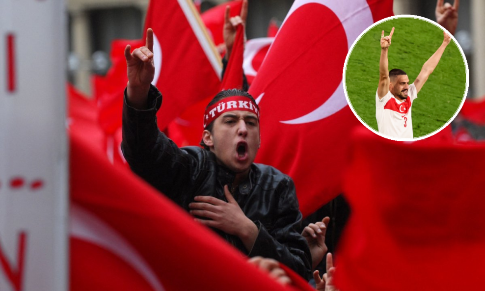 Turci često koriste znak Sivih vukova na prosvjedima, pa je to učinio i Demiral (u krugu)