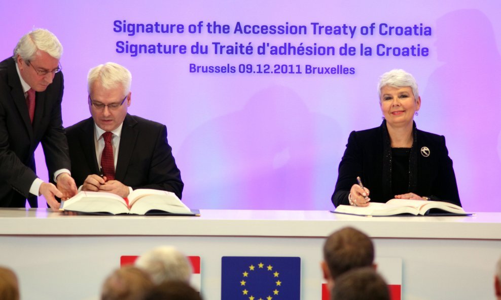 Trenutak kad je Jadranka Kosor, uz tadašnjeg predsjednika Ivu Josipovića, potpisala pristupni ugovor o ulasku Hrvatske u EU