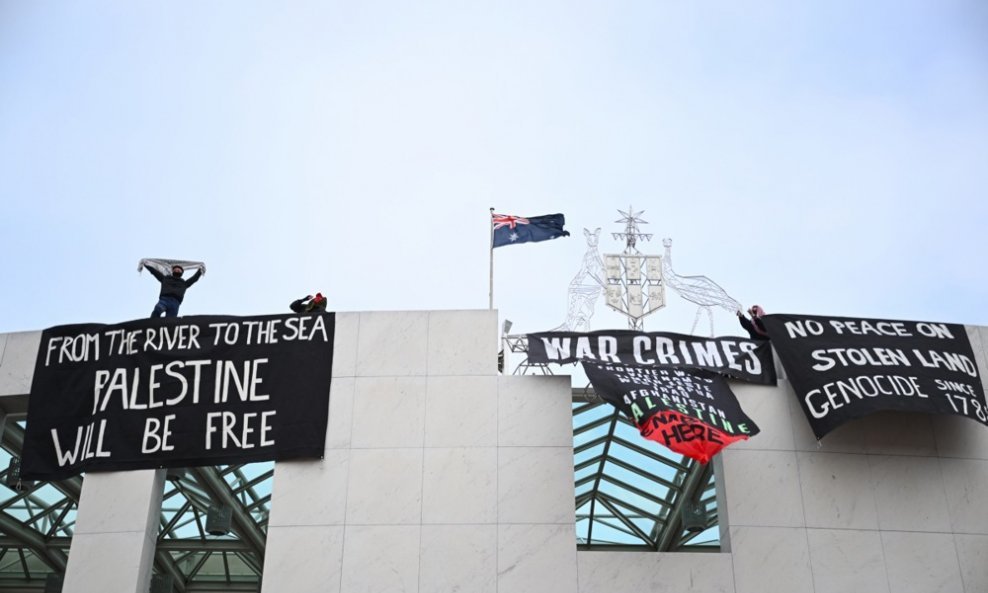 Propalestinski prosvjednici popeli se na krov australskog parlamenta u Canberri