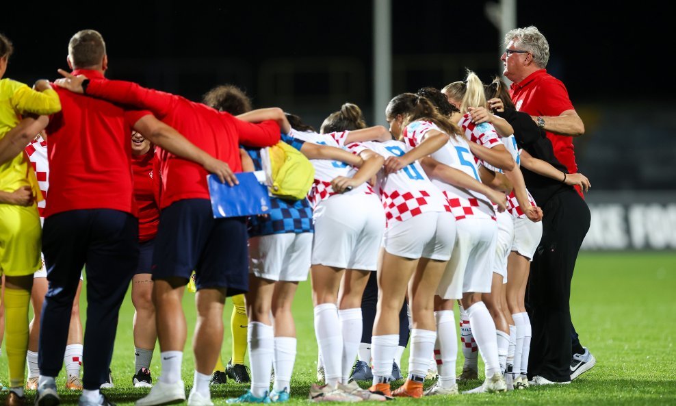 Ženska nogometna reprezentacija i izbornik Nenad Gračan