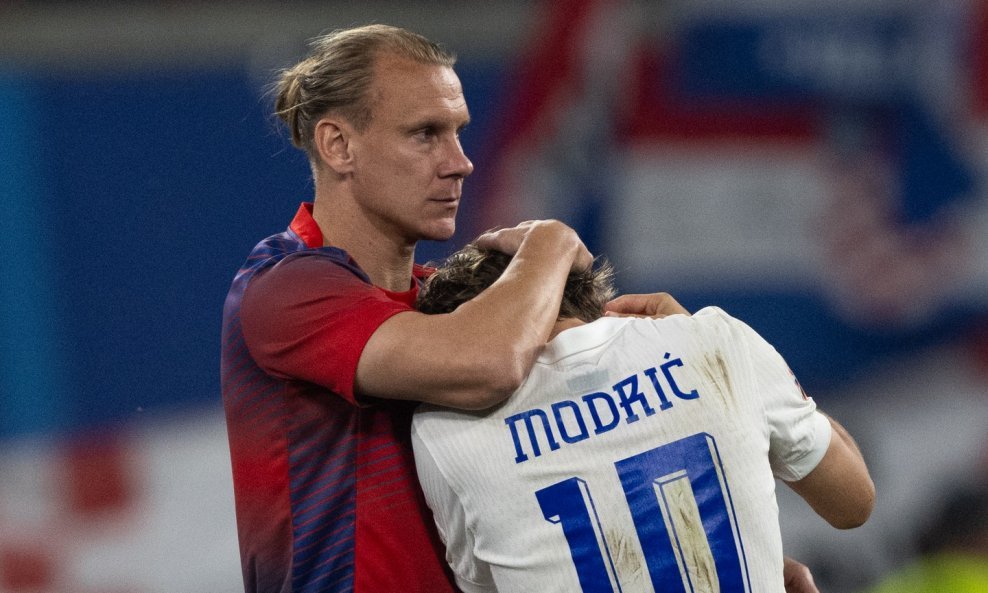 Domagoj Vida tješi Luku Modrića nakon ispadanja s Eura 2024.