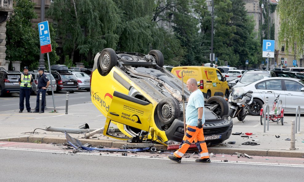 Sudar kombija pošte i auta