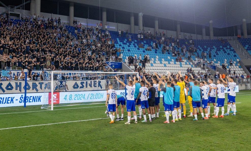 Slavlje igrača Osijeka i navijača nakon pobjede u Konferencijskoj ligi