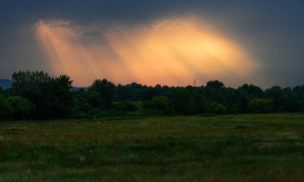 Sunčano vrijeme mogao bi prekinuti intenzivni pljusak