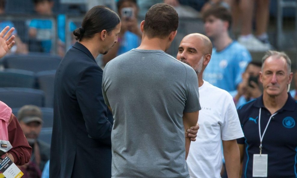 Zlatan Ibrahimović (u tamnom odijelu) i Pep Guardiola