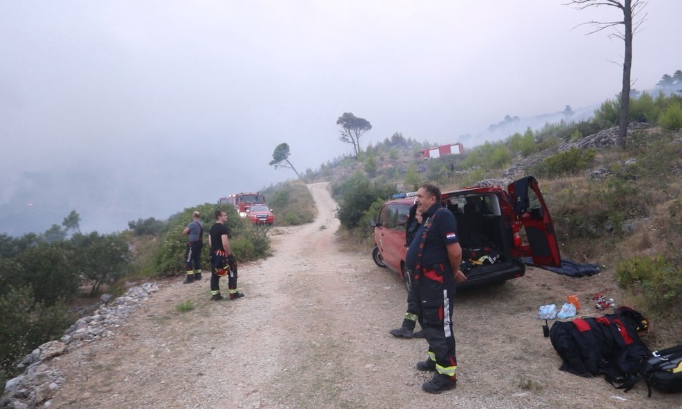 Makarska: Umorni vatrogasci dočekli su jutro na požarištu