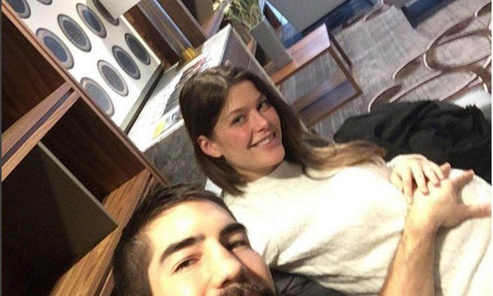 Nikola Karabatić s djevojkom Geraldine koja je u zadnjem tromjesečju trudnoće 