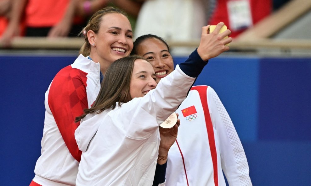 Donna Vekić na pobjedničkom postolju na OI u Parizu, 3.8.2024.