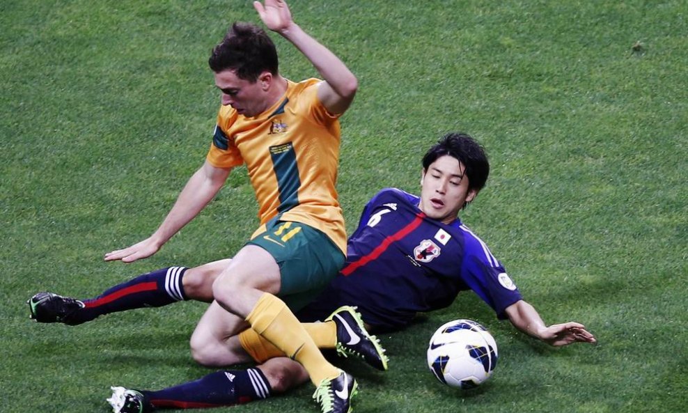 Tommy Oar (Australija, lijevo) i Atsuto Uchida (Japan)