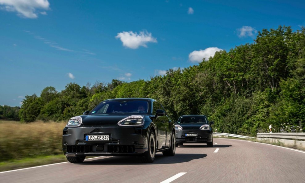 Porsche Cayenne prototip je već na testiranjima u kamuflažnim bojama