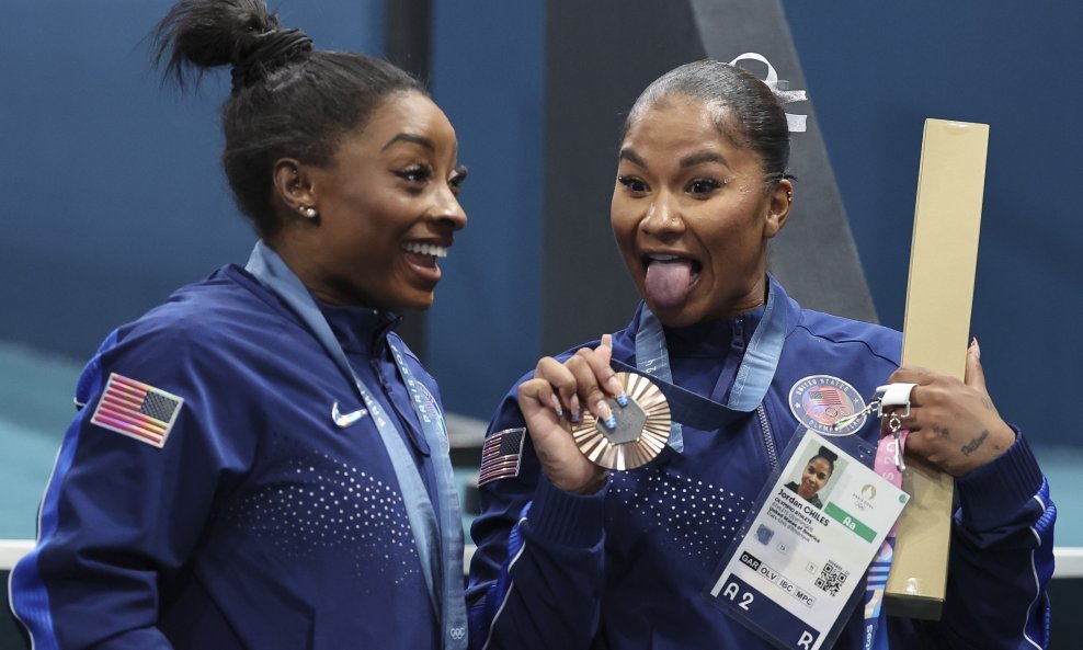 Jordan Chiles (desno) i Simone Biles