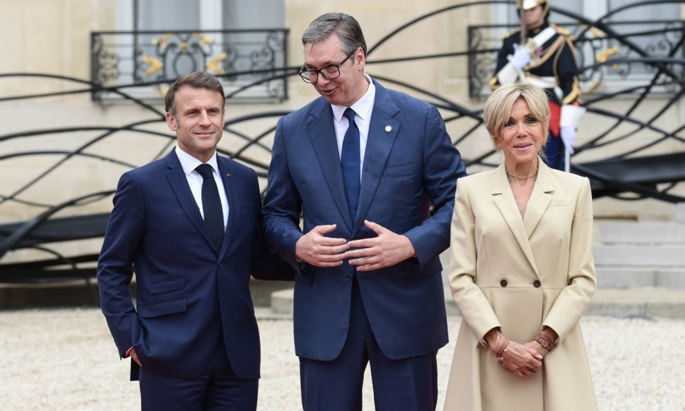 Aleksandar Vučić (u sredini) u društvu francuskog predsjednika Emmanuela Macrona i Brigitte Macron