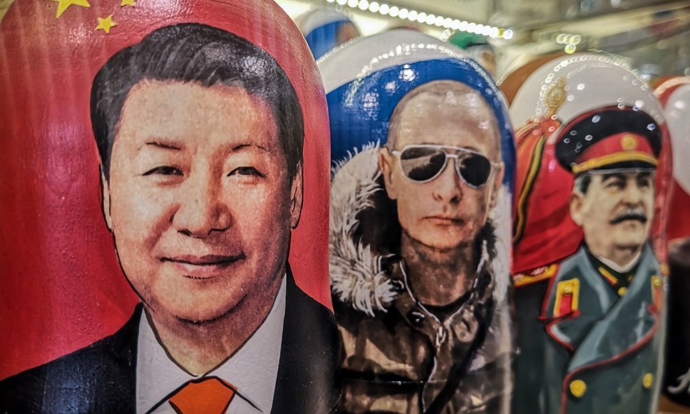 Xi Jinping, Vladimir Putin i Josif Staljin