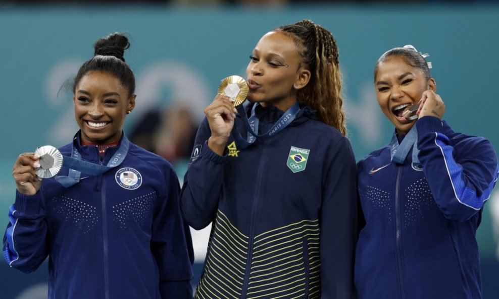 Simone Biles, Rebeca Andrade i Jordan Chiles na dodjeli medalja