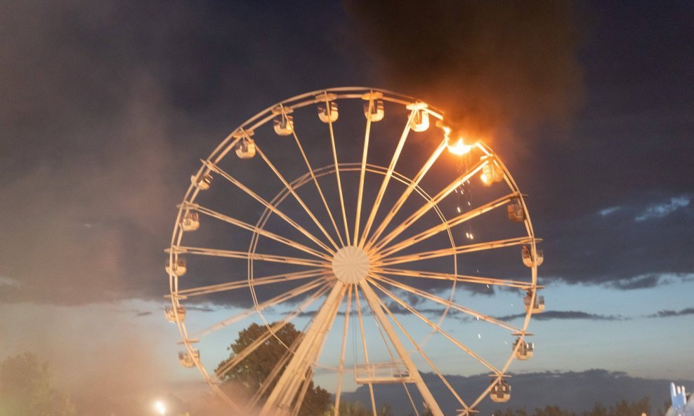 Panoramski kotač u plamenu na festivalu u Highfieldu