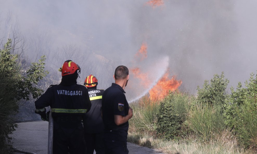 Vatrogasci gase požar u Rupotinama kod Solina