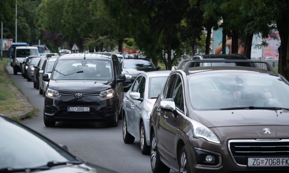 Gužva na križanju Zagrebačke avenije i Savske ceste zbog radova na podvožnjaku