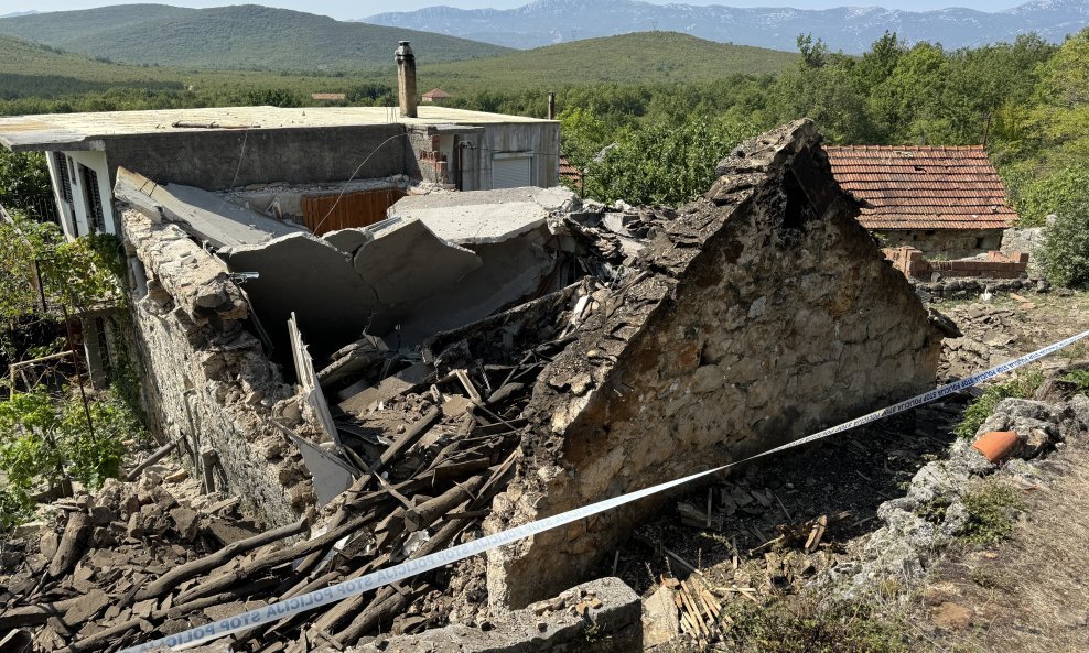 Obiteljska kuća koja je eksplodirala