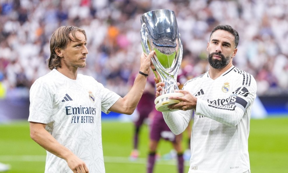 Luka Modrić i Dani Carvajal s peharom osvajača Uefinog Superkupa