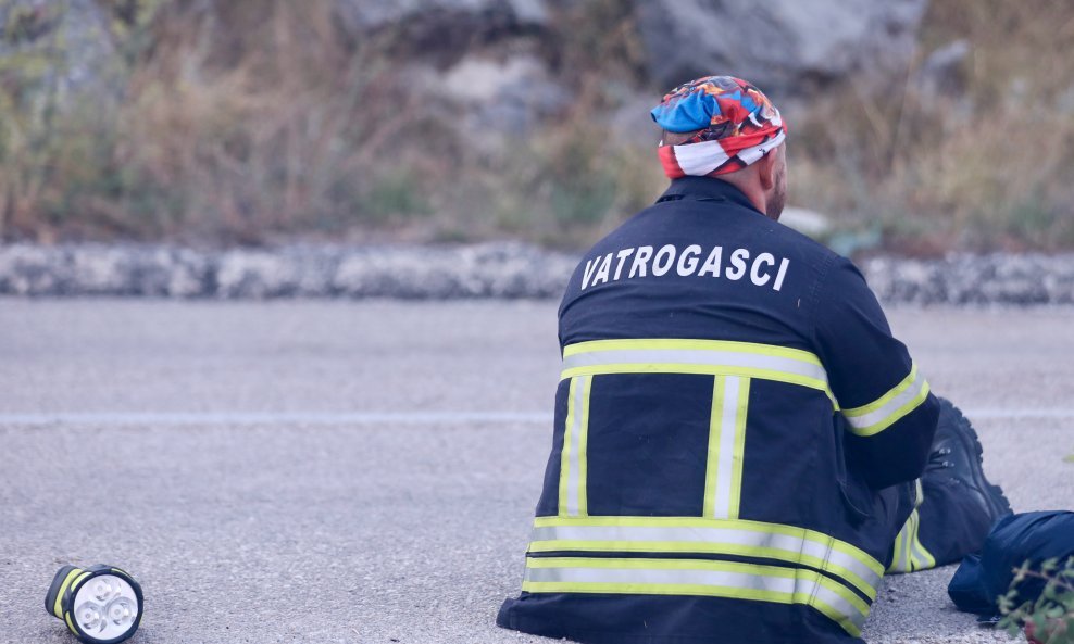 Nakon neprospavane noći i borbe s vatrom kod d Gornjeg Sitnog vatrogasci su dolaskom kanadera dobili priliku malo odmoriti.