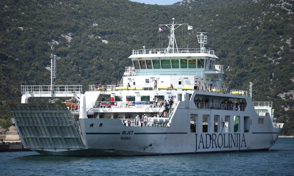 Jadrolinijin brod Mljet