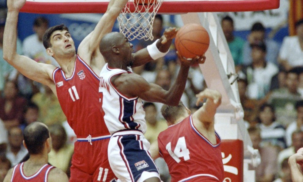 Finale OI 1992: Michael Jordan okružen hrvatskim reprezentativcima: Vladan Alanović (8), Stojko Vranković (11) i Dino Rađa (14), 8.8.1992.