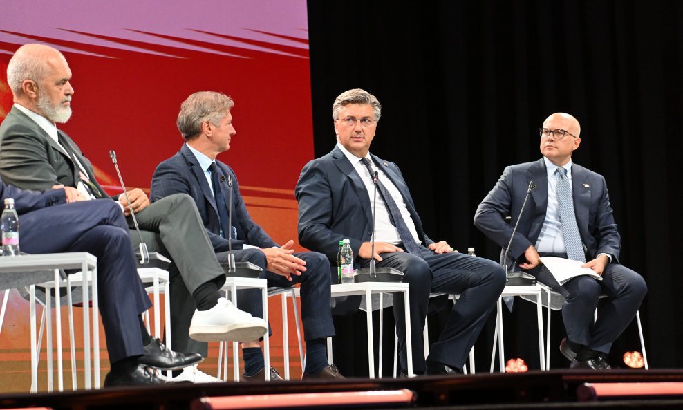 Edi Rama, Robert Golob, Andrej Plenković i Miloš Vučević na panelu u Bledu