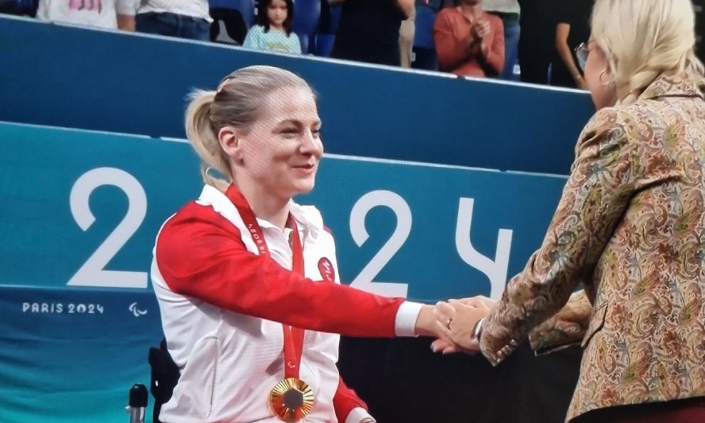 Anđela Mužinić Vincetić prima zlatnu medalju