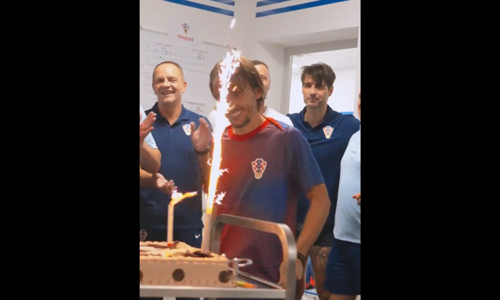 Modrić sa suigračima u svlačionici