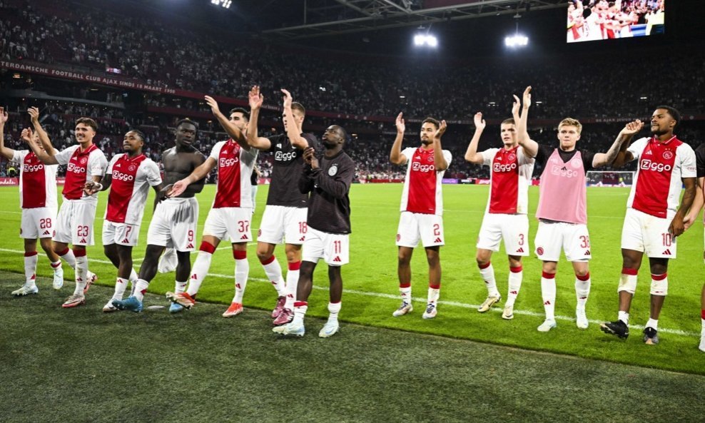 Ajaxovi nogometaši pozdravljaju navijače na Amsterdam Areni