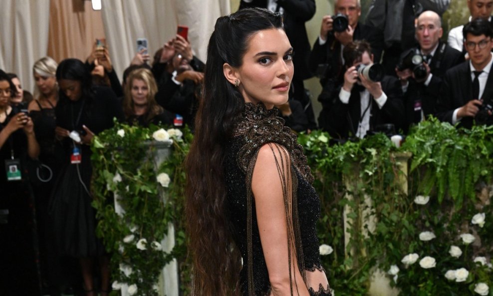 Kendall Jenner više ne izgleda ovako!