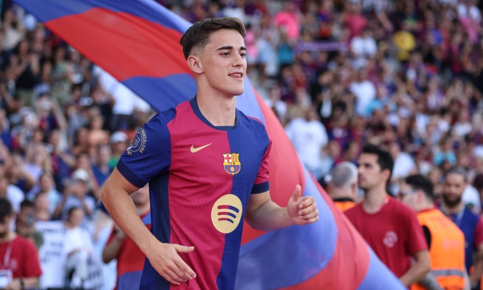 Gavi izlazi na teren tijekom Joan Gamper Trofeja