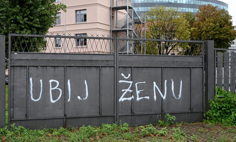 Grafit na ogradi URIHO-a u Držićevoj ulici