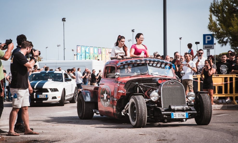 US Car on the Beach 2024: Američki V8 automobili u središtu pozornosti na Tjednu talijanskih motocikala 2024.