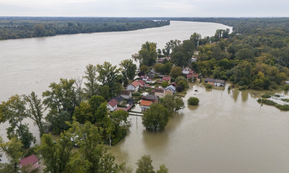 Pogled iz zraka na vikendaško naselje Zeleni otok koje je potpuno poplavljeno