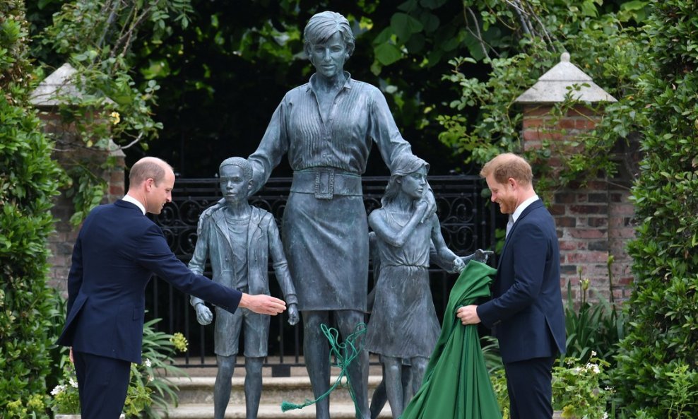 Skulptura princeze Diane: William i Harry na otkrivanju