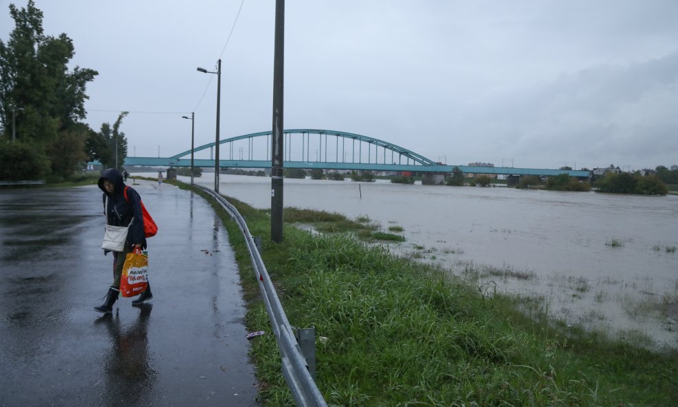 Rijeka Sava izlila se iz korita u Zagrebu