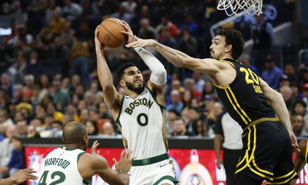 Jayson Tatum (lijevo) i Dario Šarić (desno)