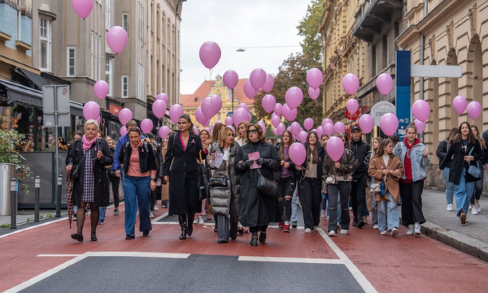 Manifestacija je okupila je brojne građane kako bi poslali snažnu poruku podrške ženama oboljelima od raka dojke.