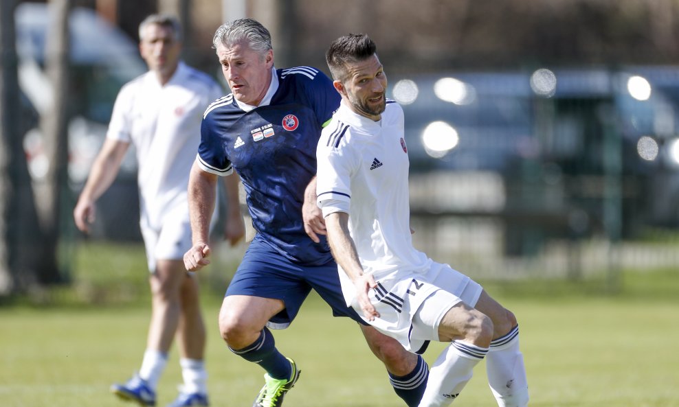 Boštjan Cesar (u bijelom dresu) vs. Davor Šuker