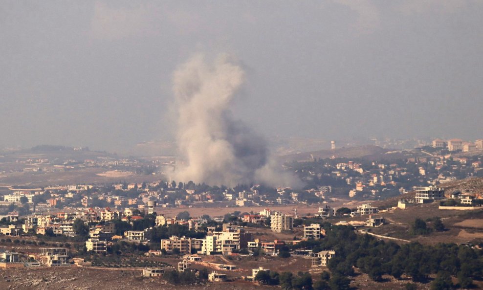 Bombardiranje mjesta Kfar Tebnit u južnom Libanonu