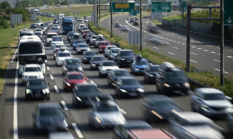 Automobili na autocesti