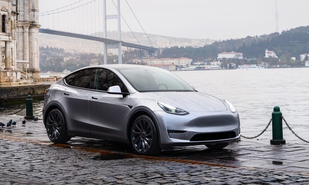 Tesla Model Y Long Range All-Wheel Drive sada i sa 7 sjedala