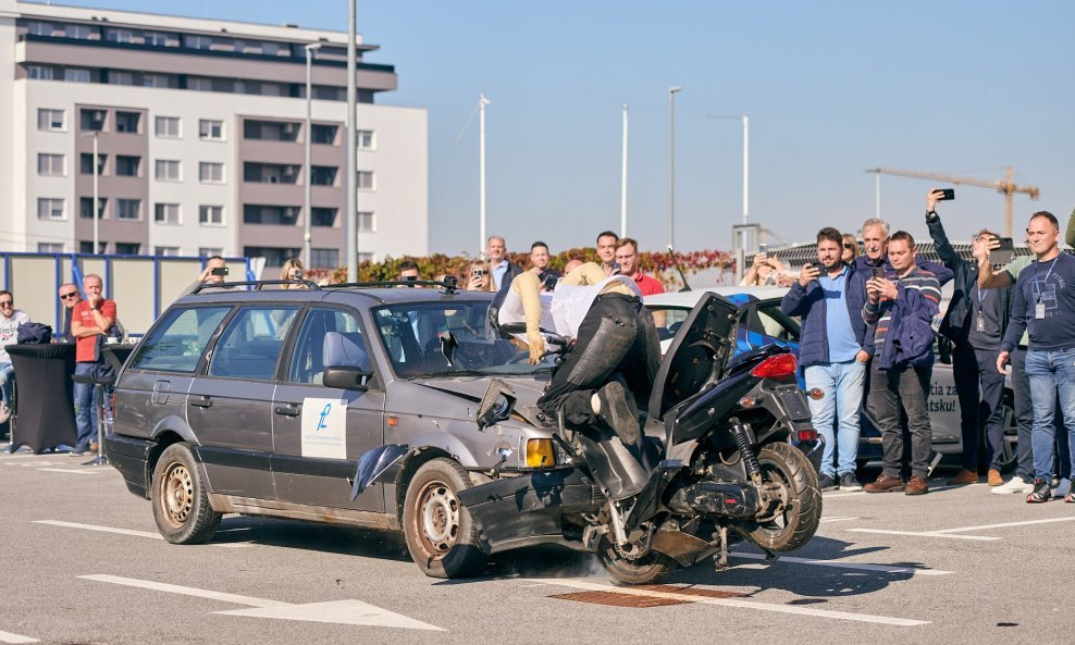 Crash test, direktni nalet na motocikl