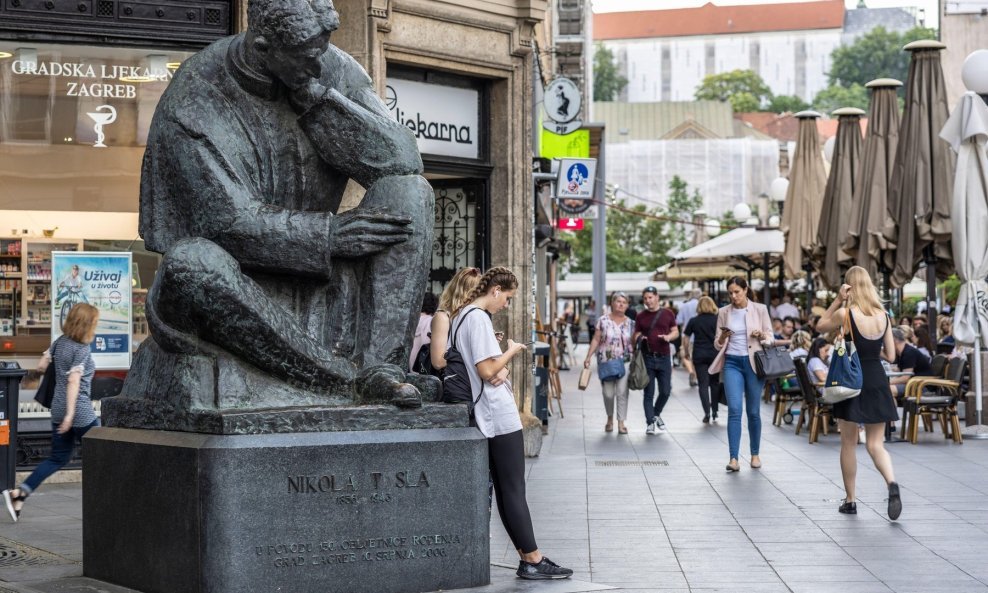 Ljudi na ulicama Zagreba