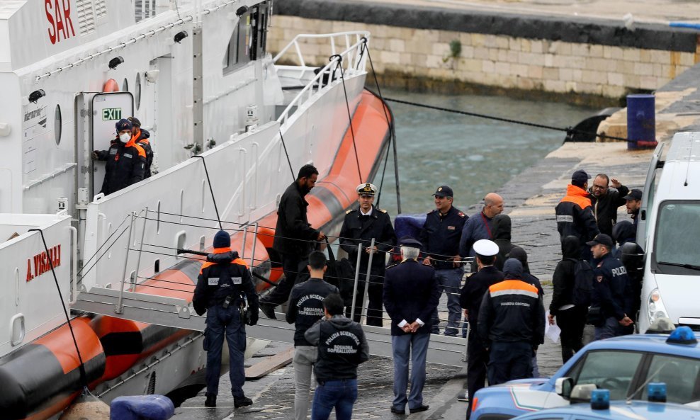 Migranti vraćeni iz Albanije stižu u Bari gdje ih odvode u centar za azilante