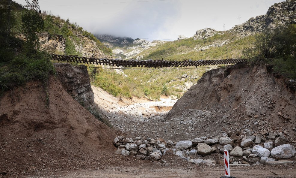 Zastrašujući prizori kod Jablanice, željeznička pruga visi u zraku