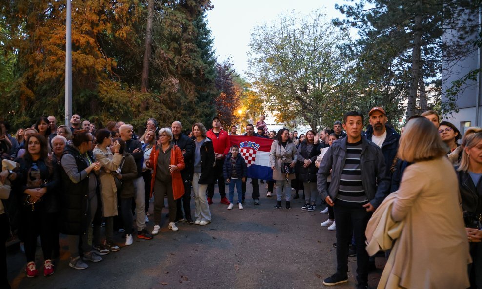 Prosvjed roditelja pred školom zbog problematičnog učenika